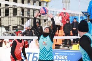 Подробнее о статье «Алтай» уступил московскому «Спортбичу» в четвертьфинале Кубка России по волейболу на снегу